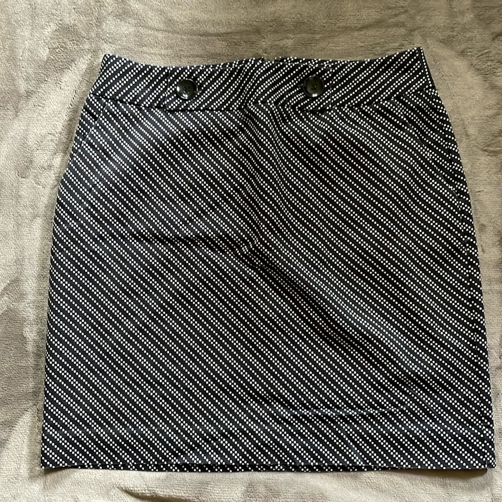 Worthington Black/White Geometrical Pattern Skit 6